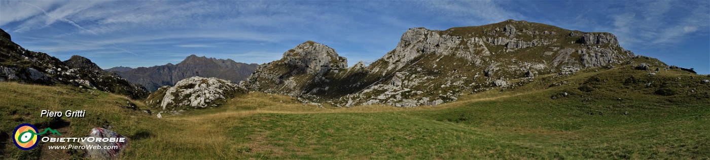 79 A sx sent. 101 con vista panoramica verso (da dx) Cima di Piazzo- La Cornetta-Tre Signori.jpg